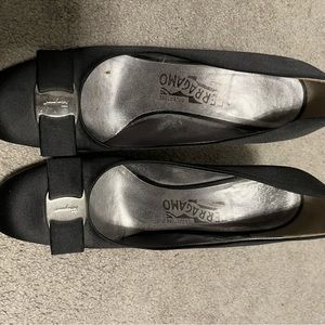Ferragamo Bow Platform Pump. Size 8